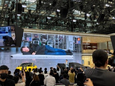 雷军特种兵式出差引热议,周鸿祎赞其为行业30年劳模!