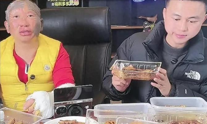 周黑鸭老板有多拼?被卡磁炉炸伤,直播不能停!